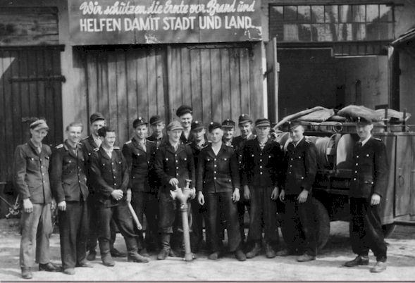 Kameraden der FFw Bornim 1953 vor dem Ger&auml;tehaus